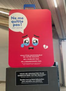 a wooden suitcase that says "ne me quitte pas" (don't leave me)