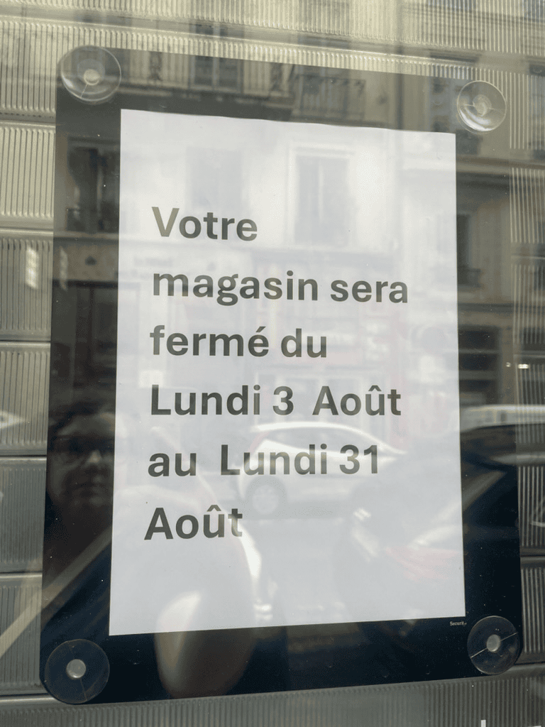 A sign in French stating that the store will be closed from Monday, August 3, to Monday, August 31.